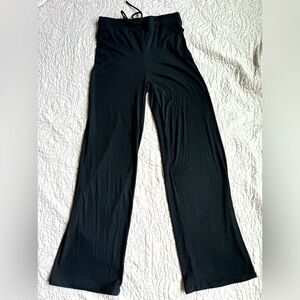 White Fox - Ribbed Flare Black Leggings - Size Small